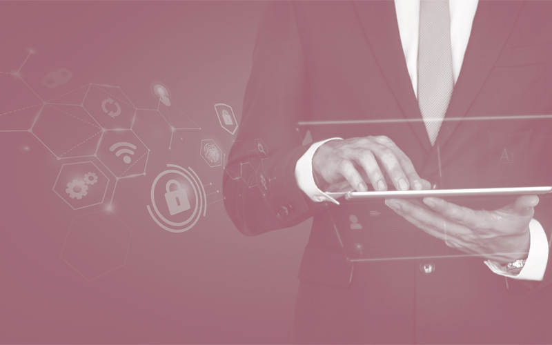 Pessoa do sexo masculino segurando um tablet na mão e alguns ícones relacionados à tecnologia estão na imagem.