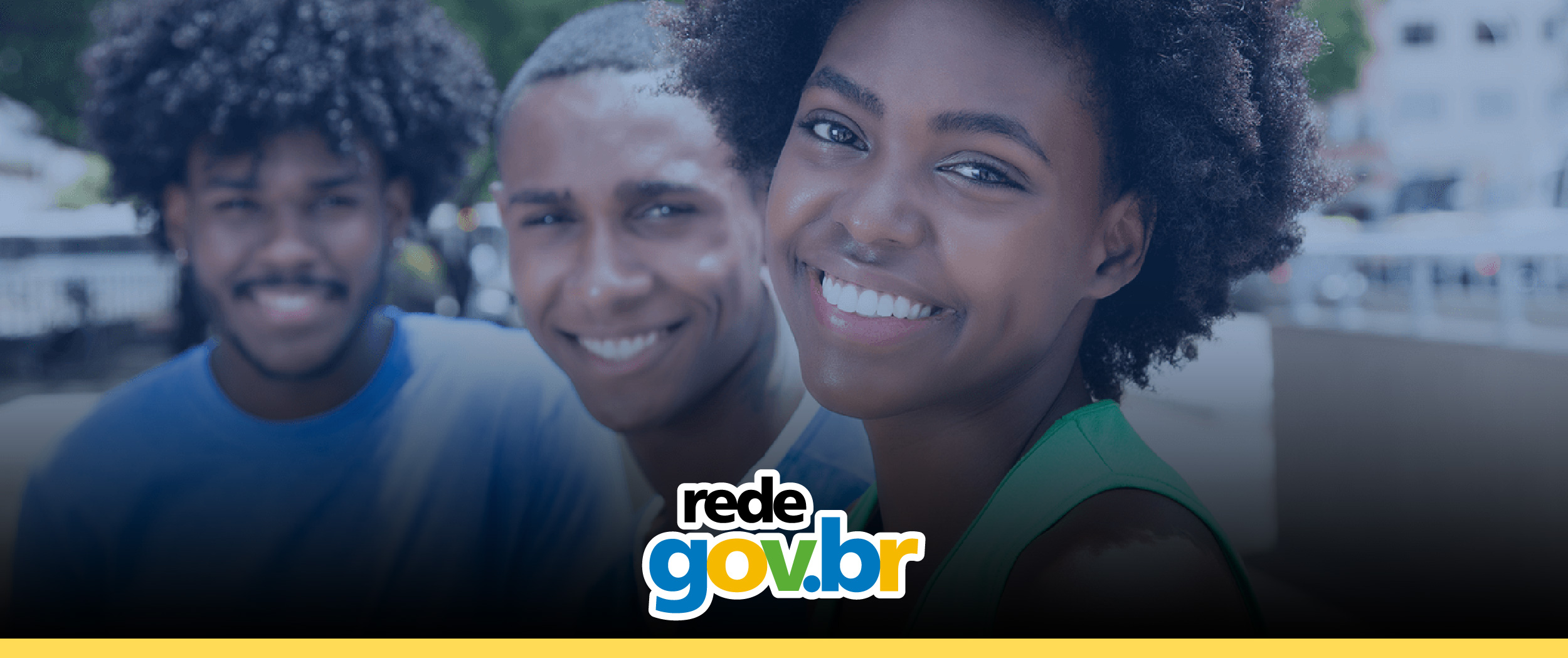 Fundo branco com duas setas azuis apontadas para o lado direito e com três retângulos na vertical. Texto: Mapa de Governo Digital