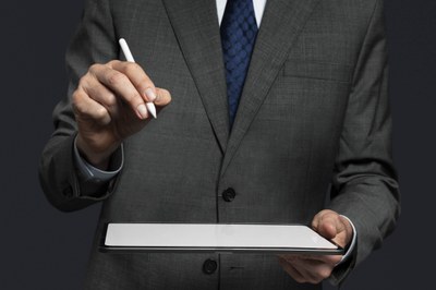 Homem de Negócios Apresentando Holograma Invisível Projetando-se de Tecnologia Avançada de Tablet