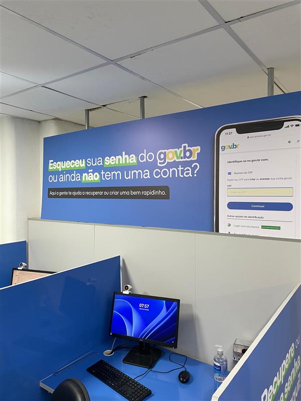 Espaço poupa tempo RJ com identificação visual do programa balcão e computadores.