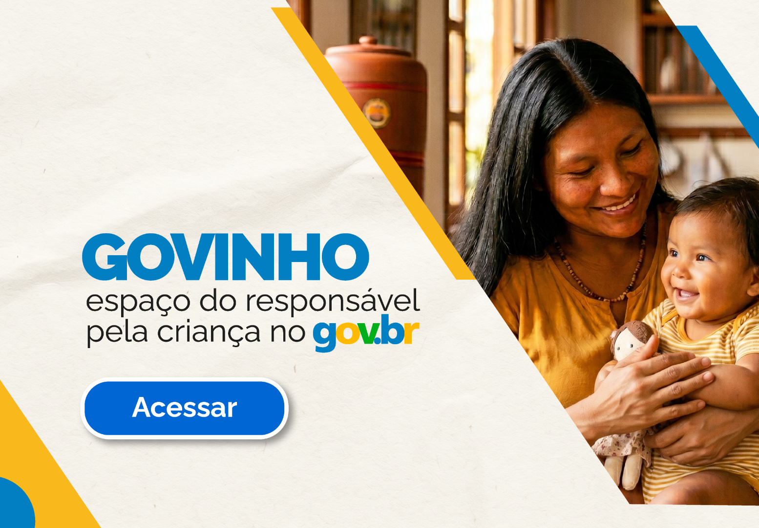 Banner com fundo branco texturizado e recortes diagonais em amarelo e azul. À esquerda, o texto 'GOVINHO espaço do responsável pela criança no gov.br' acima de um botão azul indicando 'Acessar'. À direita, uma fotografia de uma mulher sorridente segurando no colo um bebê alegre, que tem uma pequena boneca de pano nas mãos.