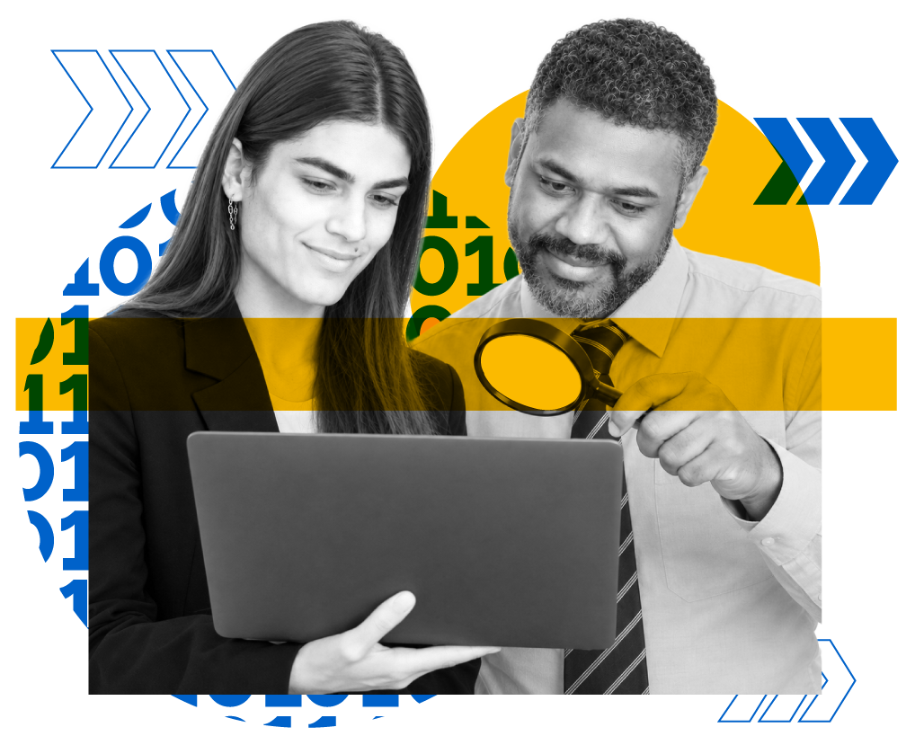 Colagem gráfica em preto e branco com detalhes em azul e amarelo, mostrando uma pessoa de cabelos longos e escuros segurando um notebook e sorrindo, enquanto um homem de meia-idade, pele morena, barba e camisa social usa uma lupa para inspecionar a tela. Ao fundo, há formas geométricas circulares com códigos binários e setas direcionais..