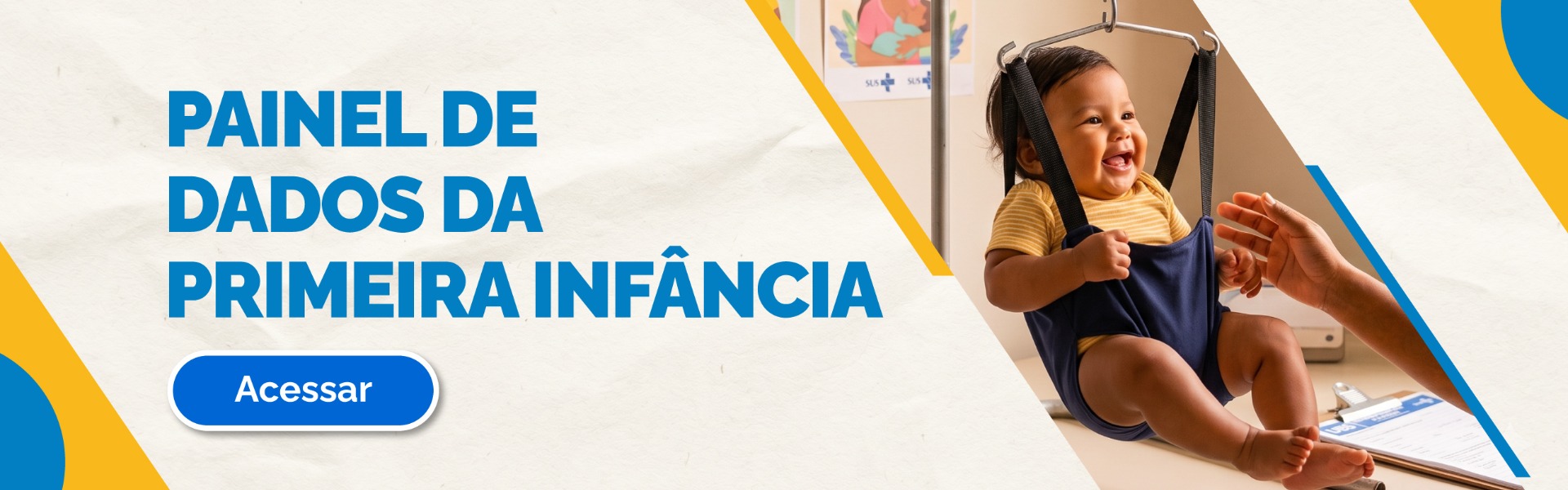 Banner com o título "PAINEL DE DADOS DA PRIMEIRA INFÂNCIA", um botão azul "Acessar" e uma foto de um bebê sorridente sendo pesado em um dispositivo médico por um profissional de saúde.