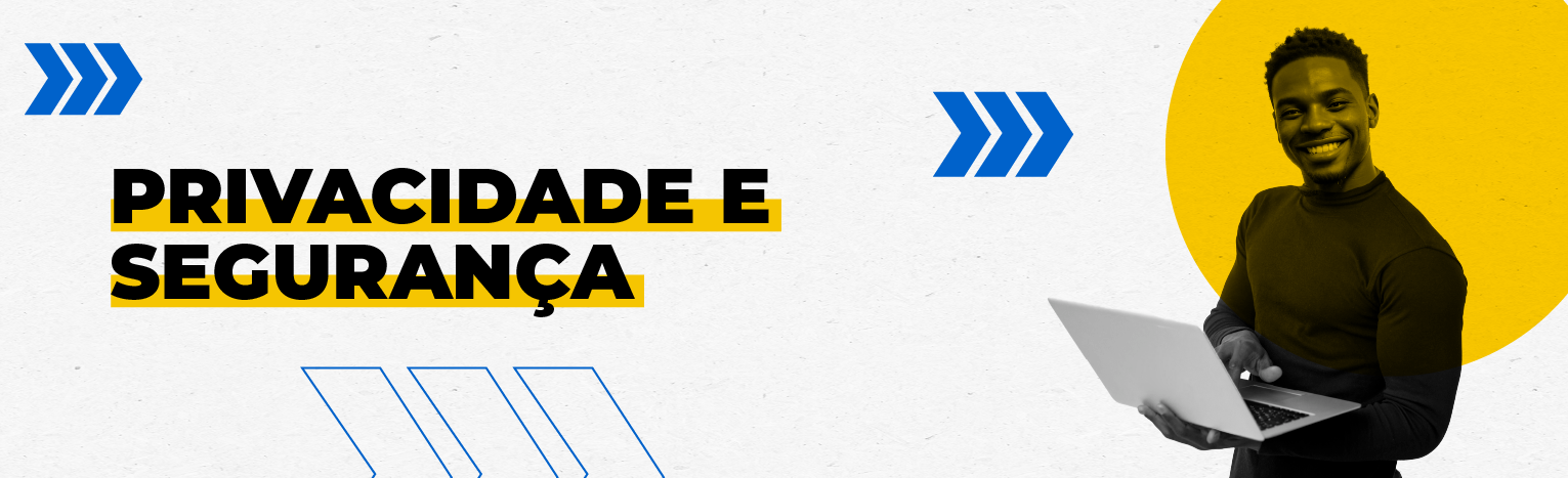 Homem sorrindo com um notebook nas mãos. Texto: Privacidade e Segurança.