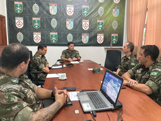 8. Apresentação do Comandante do 4 BIS à comitiva do GSI.jpg