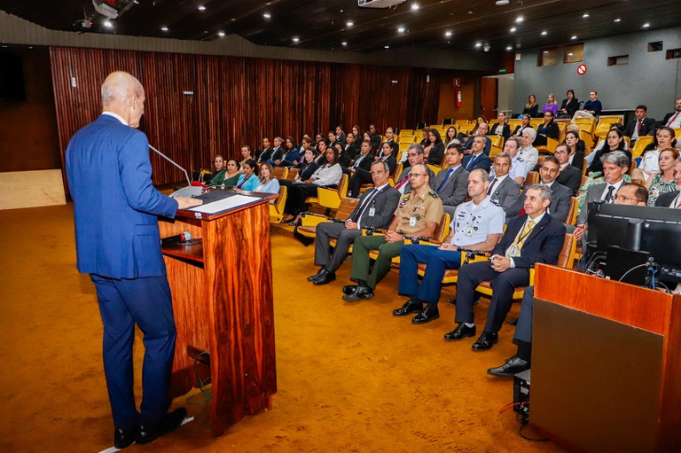Ministro Amaro durante comemoração do Dia Internacional da Mulher