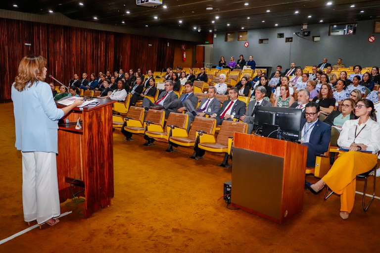 Palestrante Felícia Ibiapina durante comemoração do Dia Internacional da Mulher