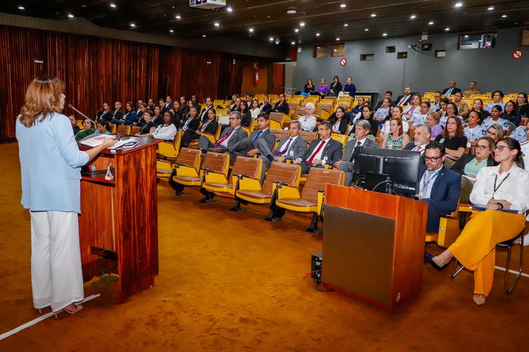 Palestrante Felícia Ibiapina durante comemoração do Dia Internacional da Mulher