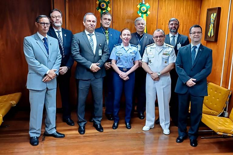 Representantes do GSI/PR e ESD