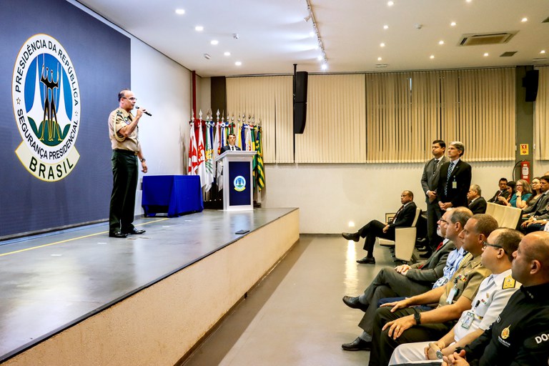 Chefe da Secretaria de Segurança Presidencial discursa para os formandos