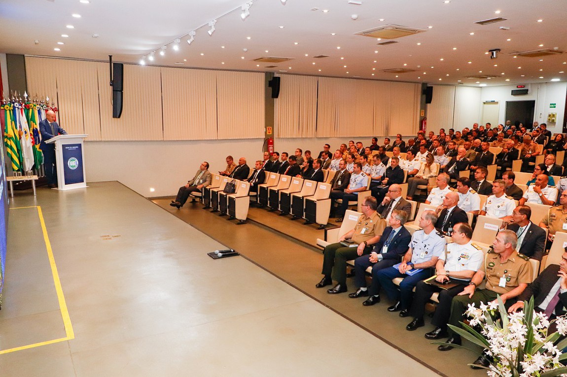 General Amaro reúne-se com integrantes do GSI para balanço do 1º semestre