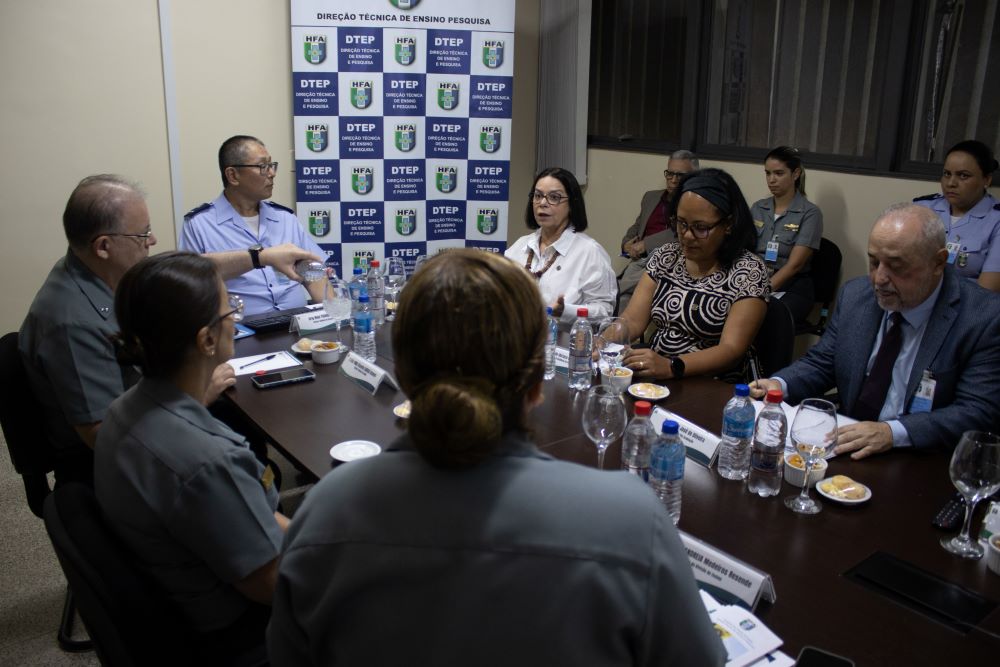 Comitiva da CAPES em reunião institucional com o C Alt Garcia e o Brig Kumeta e demais integrantes da DTEP