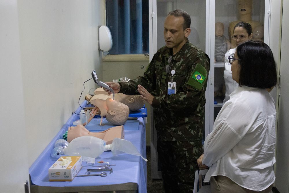 Drª Denise visitando o Centro de Simulação Realística da DTEP