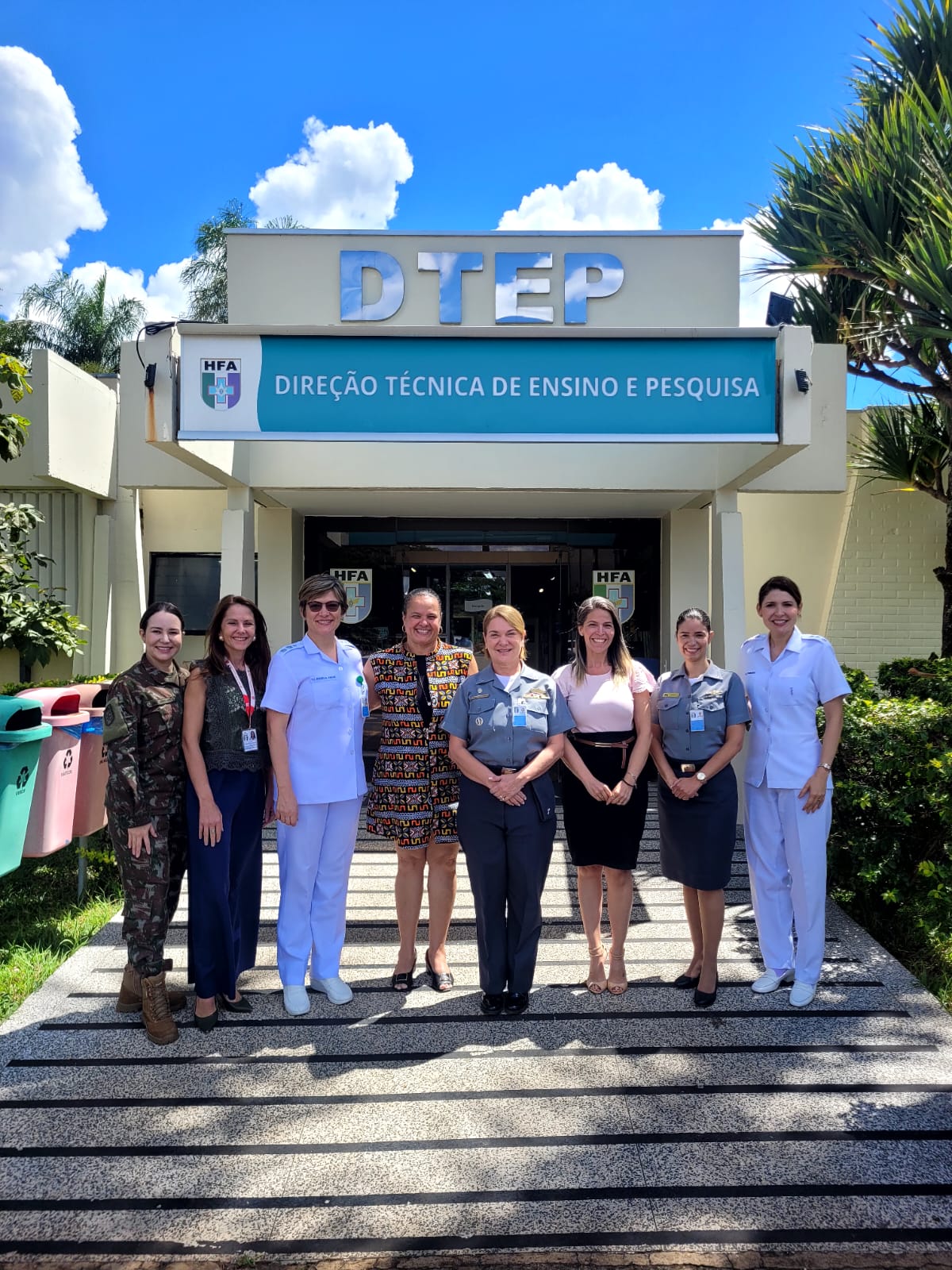 representantes da Universidade Católica de Brasília (UCB) e militares da DTEP.