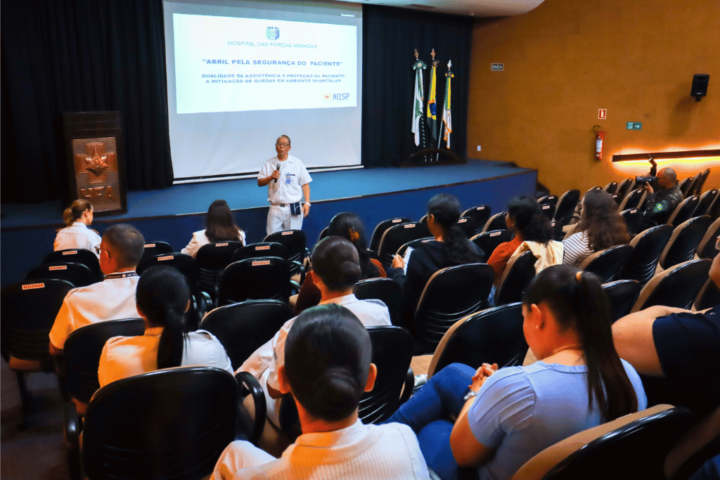 Diretor Técnico de Saúde, o Brigadeiro Médico Yoshibumi Kumeta palestrando