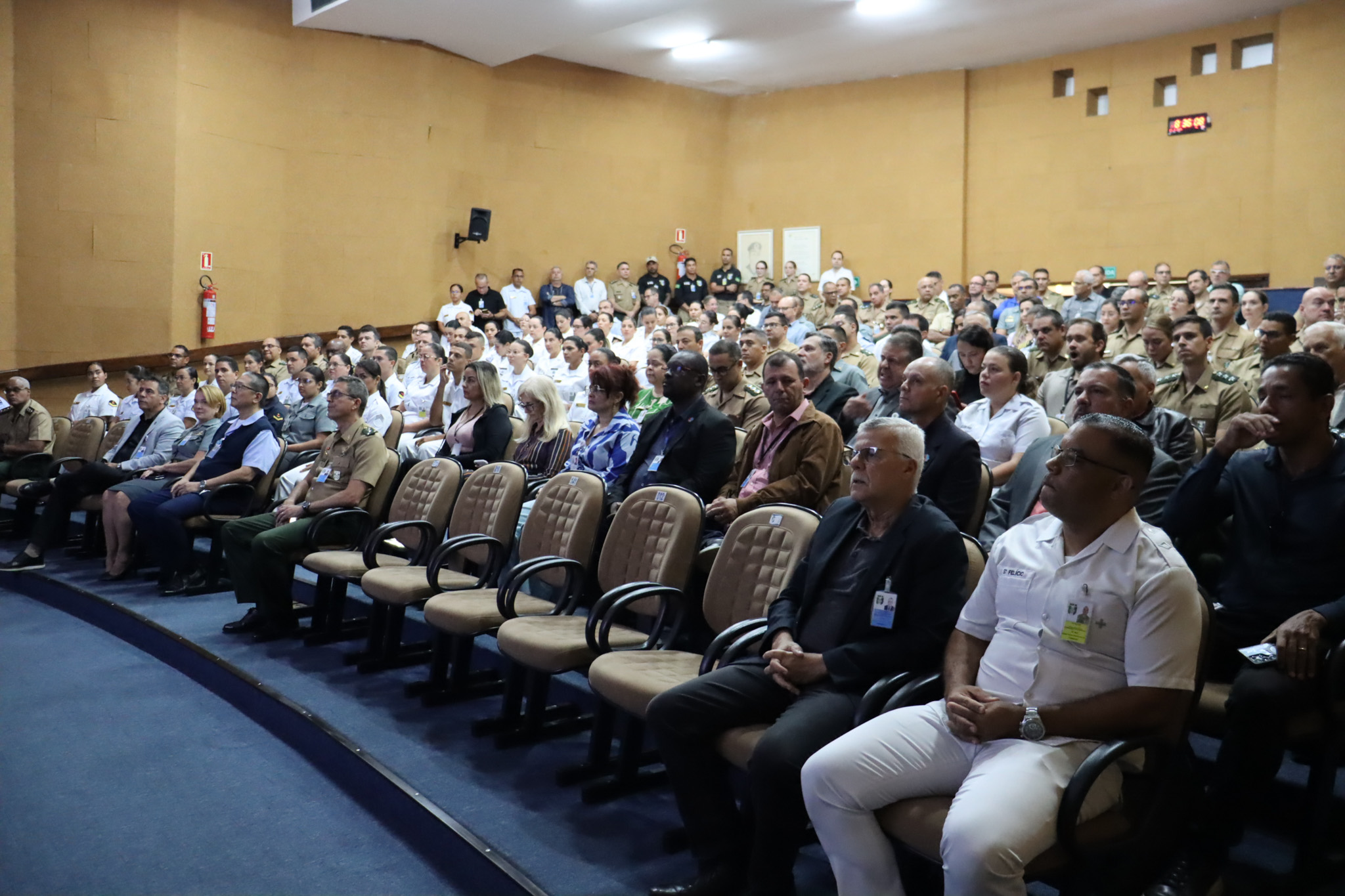 Imagem do auditório com a presença dos participantes da reunião