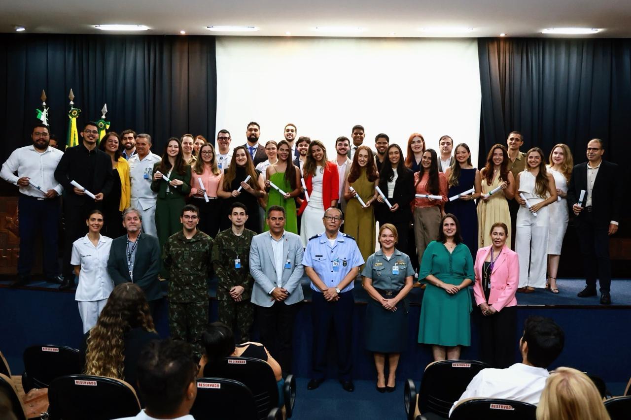 Todos os formando e coordenadores do programas de Residência Médica do HFA