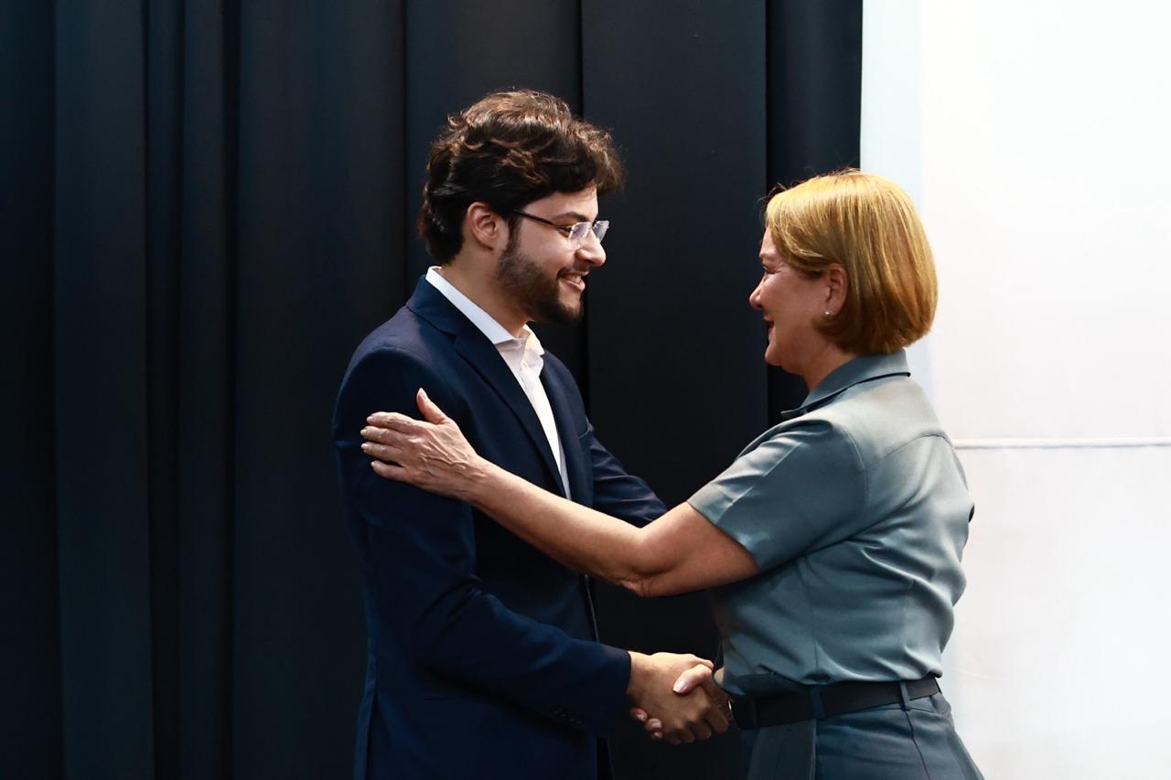 Contra-Almirante Médica Cláudia Amaral, diretora da DTEP, cumprimentando um residente.