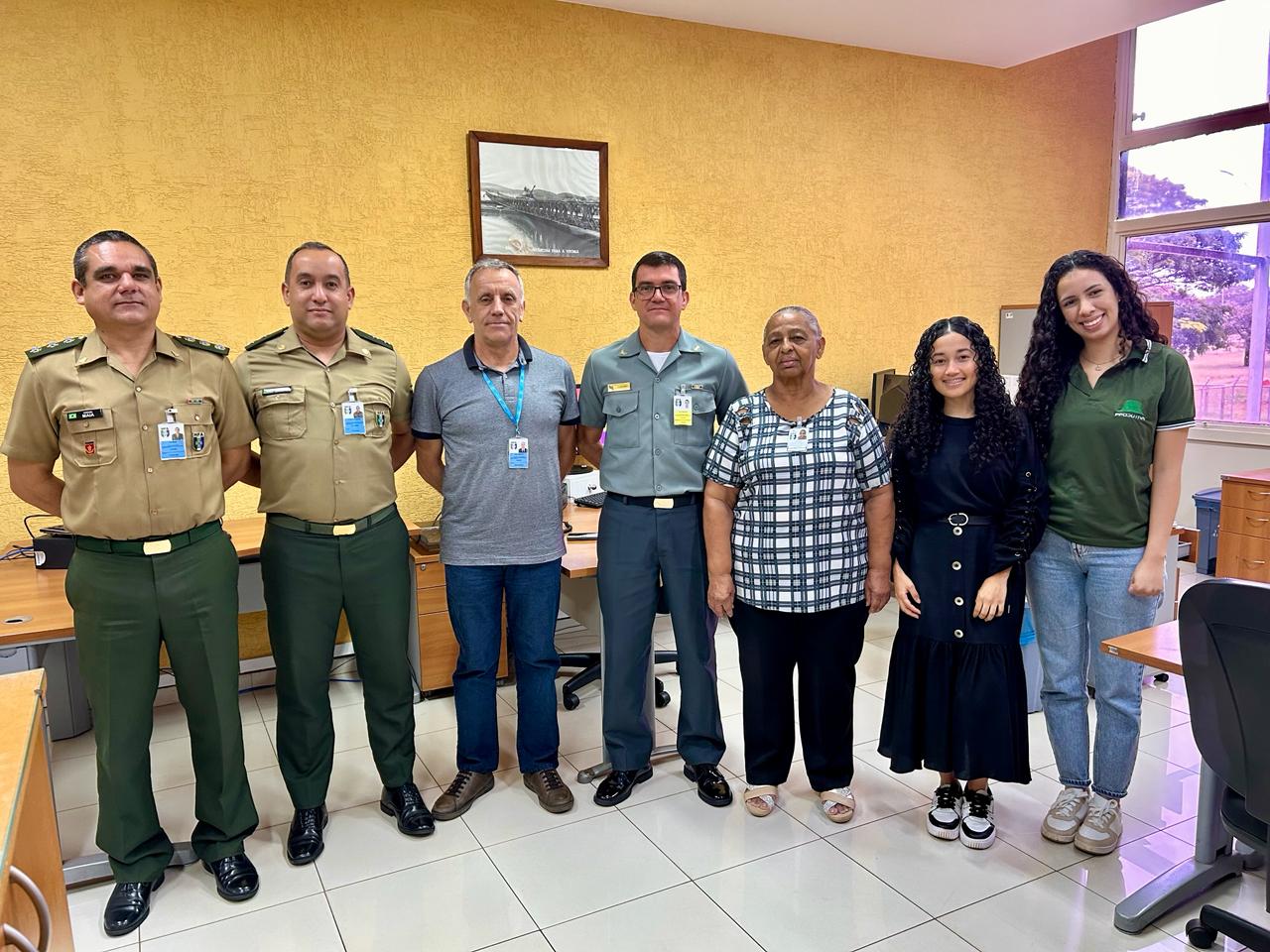 Equipe da Divisão de Infraestrutura (DivInfra) e a Divisão de Tecnologia da Informação (DTI)