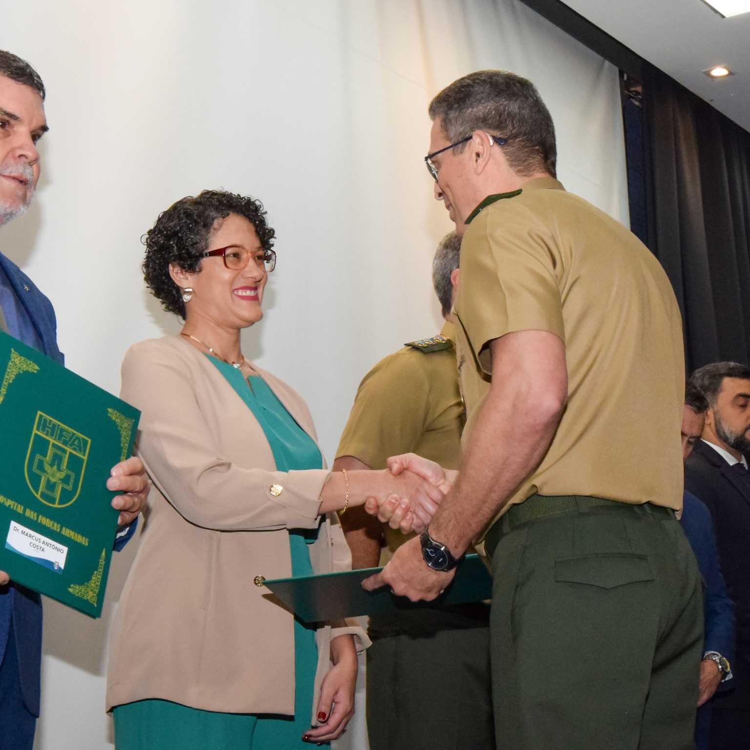 Gen Div Jorge entregando Diploma