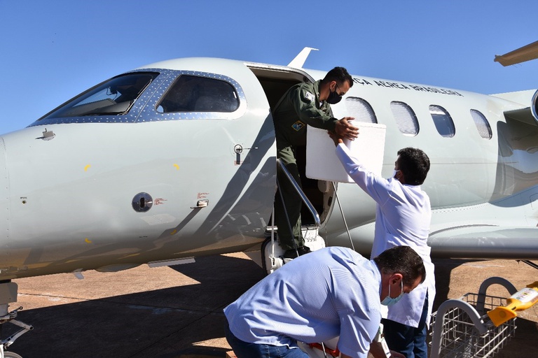 Caixa de medicamentos sendo entregues pela Força Aérea.jpg