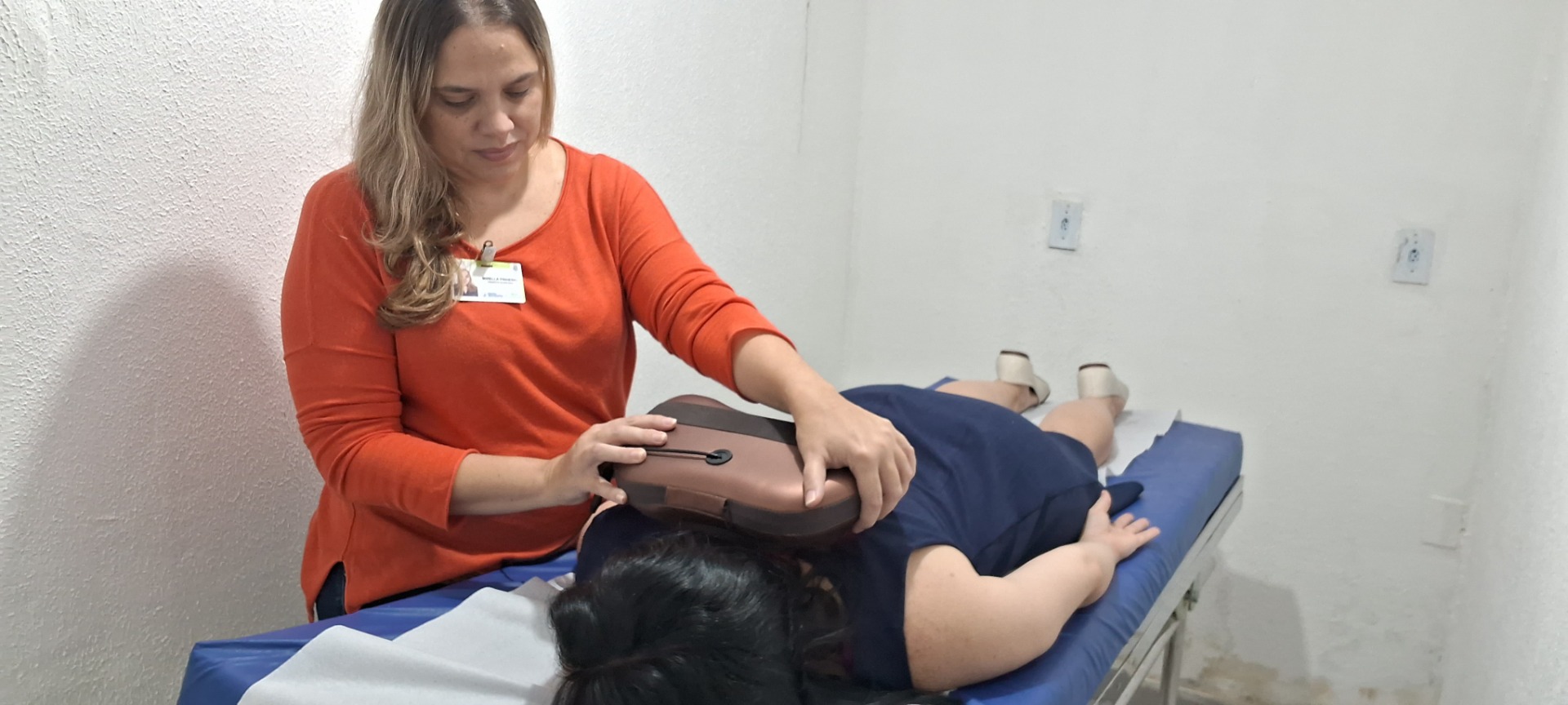 A assistente administrativo Ladyne Cavalcante é atendida pela terapeuta ocupacional Mirella Chagas no CH-UFC