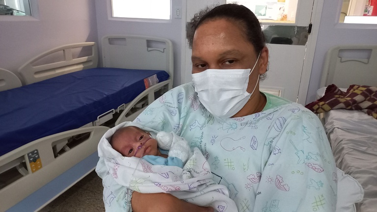 14112023 Atendimento humanizado e avanços na medicina possibilitam melhoras no desenvolvimento de bebês nascidos entre 22 e 30 semanas - Sophia Vitoria e mãe Josiane.jpg