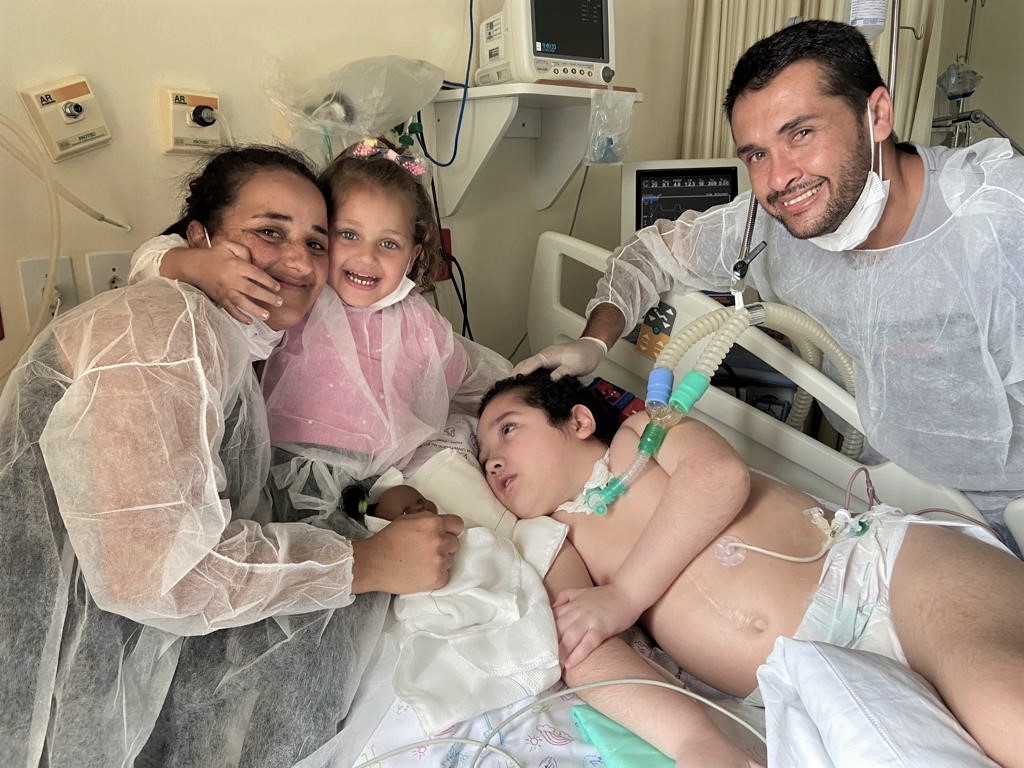 A ternura entre os irmãos Pietro e Ana Júlia ao se encontrarem.