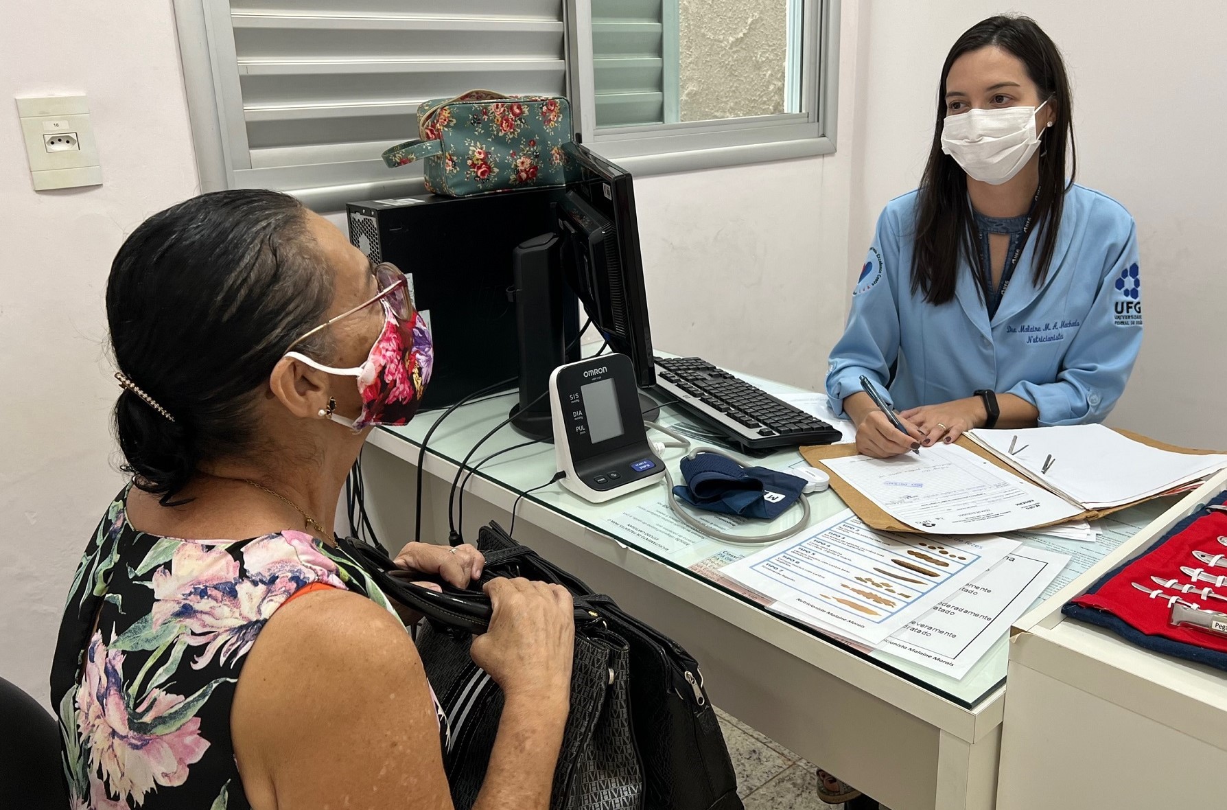 A dona de casa Diva Alves da Silva recebe as orientações da nutricionista do Ambulatório de Hipertensão