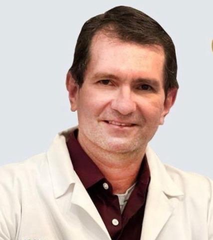 Especialista em microcirurgia, Alex Carvalho. Foto - arquivo pessoal..png