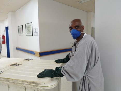 Selmo dos Santos Assis trabalha coletando, separando e pesando os resíduos do hospital