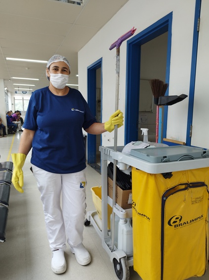 Valdirene Maria Honório é responsável pela limpeza dos banheiros dos ambulatórios do HU Dom Bosco