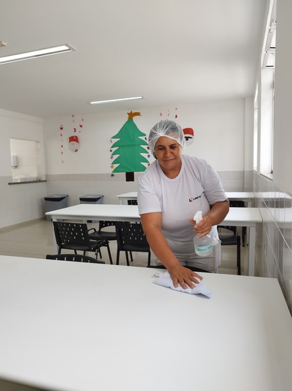 Maria José Honório realiza a limpeza do Caps, ela é irmã de Valdirene