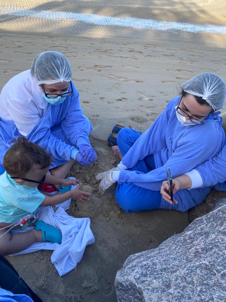 Anthonny vivenciou a experiência de conhecer a praia, se divertindo nesse encontro com a areia e o mar.