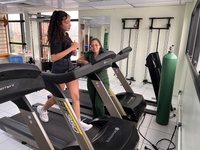 De volta às pistas: jovem completa 5 km após cirurgias e 20 meses de reabilitação no Hospital da HU Brasil em Manaus (AM)