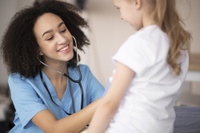 Diagnóstico precoce é fundamental no combate ao câncer infantil, afirma oncologista da HU Brasil