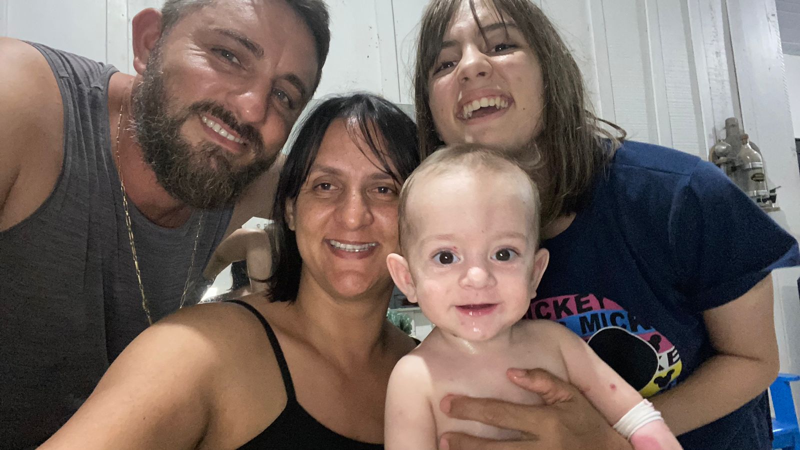 Daisy Nathali Alves, seu esposo, Claudecir, e os filhos. O menino de 9 meses foi diagnosticado com EB