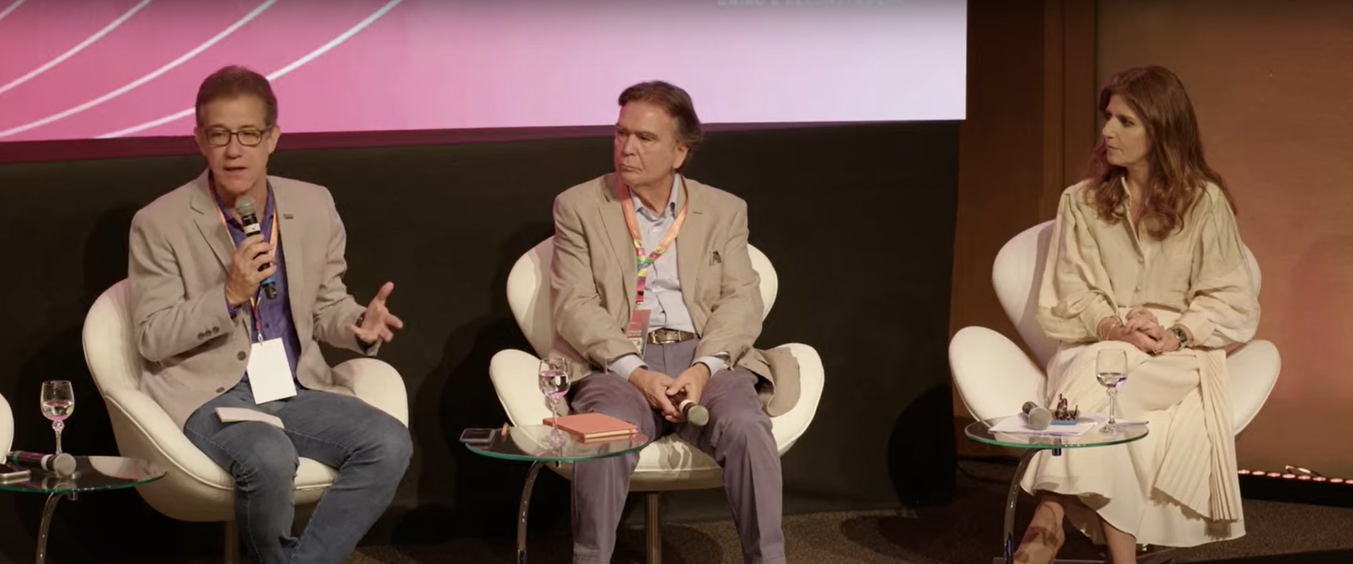 As discussões sobre tópicos de tecnologia em sistemas de saúde são feitas através de painéis, que envolvem representantes de instituições governamentais, de ensino, ministérios e da Universidade de Harvard (EUA)