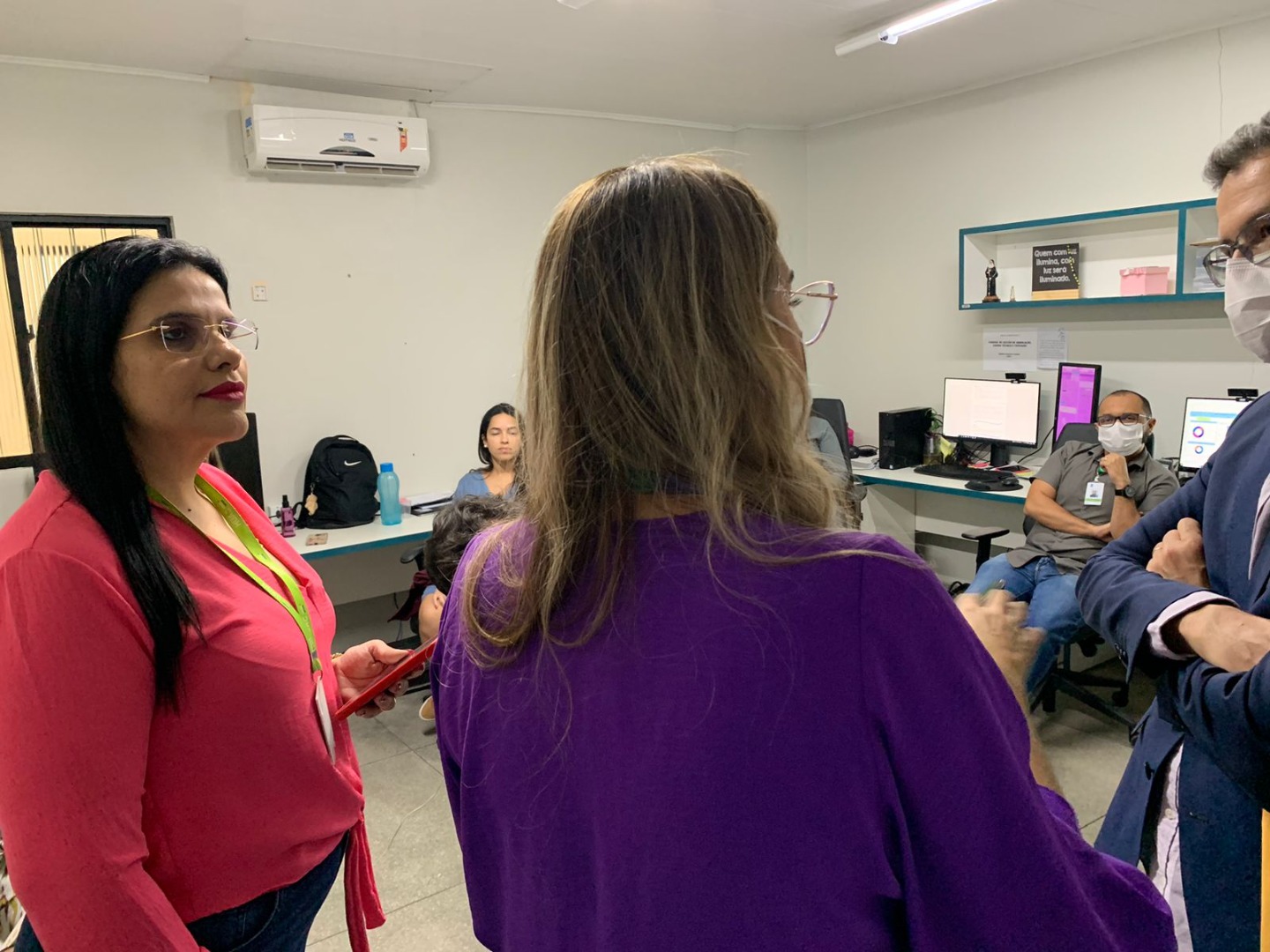(Da esquerda) Gerente de Ensino e Pesquisa do HUAC, Patrícia Spara Gadelha; Superintendente, Paula Maia; e vice-presidente da Ebserh, Daniel Beltrammi, conhecendo as instalações da Gerência de Ensino e Pesquisa. Foto: Elthon Ribeiro, Unidade de Reportagem