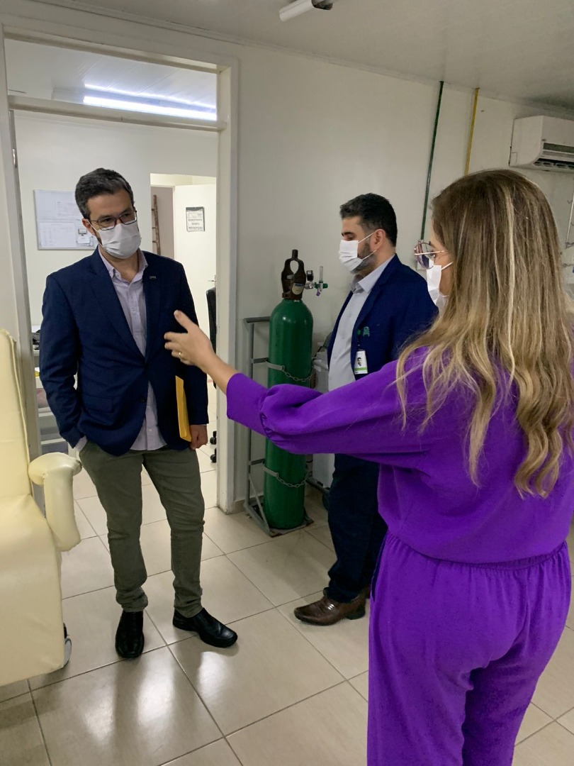 (Da esquerda) Vice-presidente da Ebserh, Daniel Beltrammi; Chefe da Divisão Médica do HUAC, Uirá Coury; e a Superintendente, Paula Maia, no Setor de Quimioterapia Infantil.. Foto: Elthon Ribeiro, Unidade de Reportagem