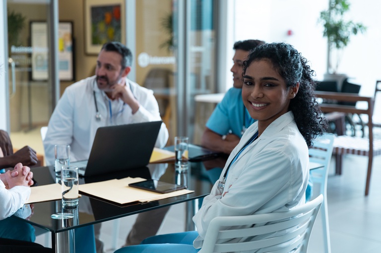diverse-male-and-female-doctors-wearing-face-masks-2025-04-04-20-28-55-utc - Copia.jpg