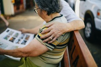 Esquecimento de fatos recentes e perda de autonomia estão entre os sintomas do Alzheimer