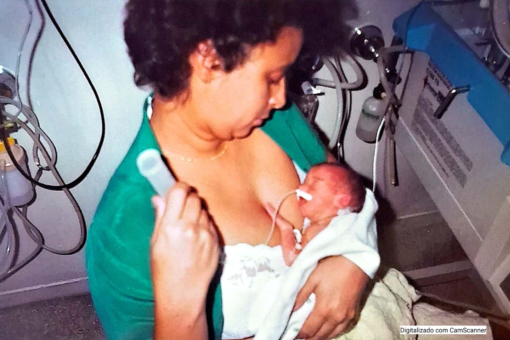 Denise com Maria Clara recém-nascida no colo