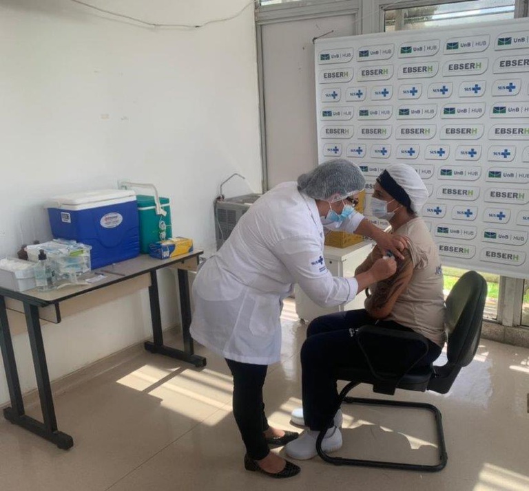 1ª vacinada HUB.jpg