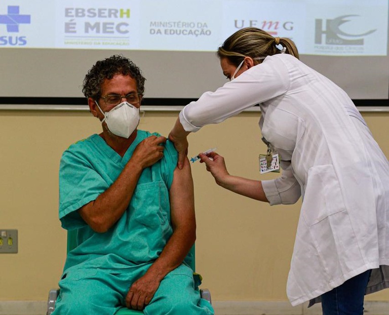 21012021 Primeiro vacinado na Rede Ebserh.jpeg
