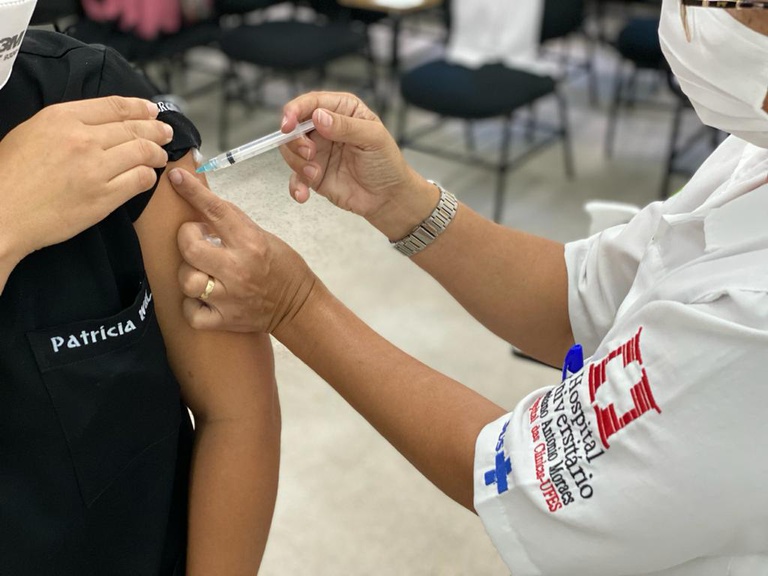 21012021 Vacina Hucam-Ufes 4.jpeg