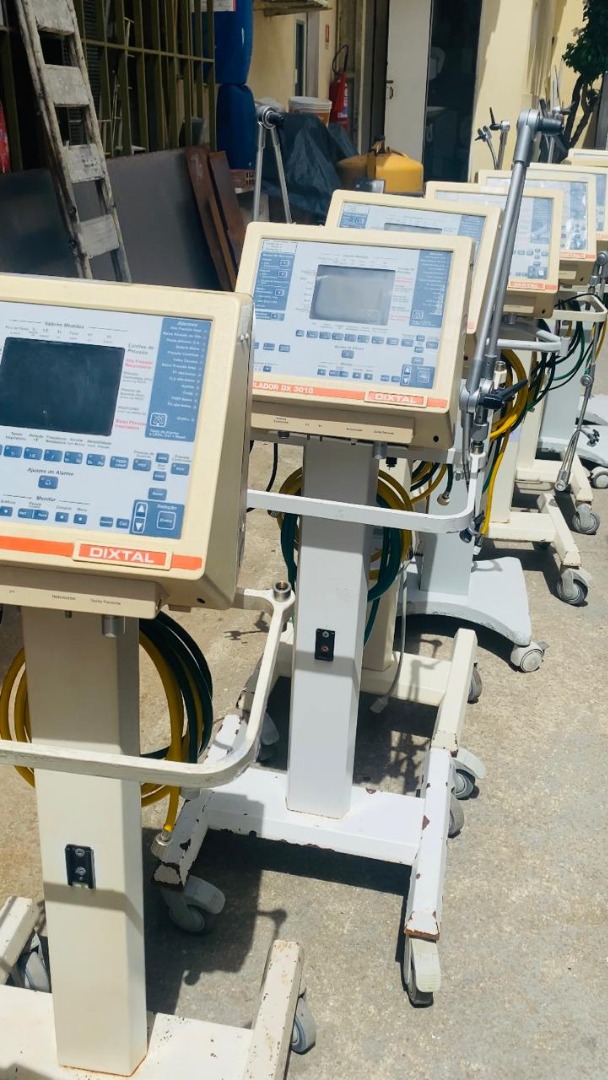 Ventiladores pulmonares, doados pelo CH-UFC, sendo testados e colocados no caminhão para seguirem viagem para doação ao HUSM