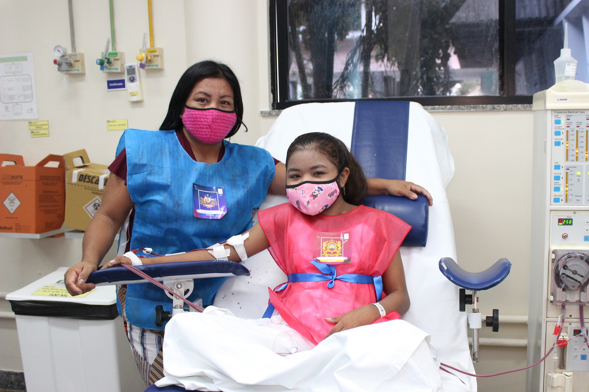Naiane junto com a mãe durante atividade lúdica realizada no período da hemodiálise.