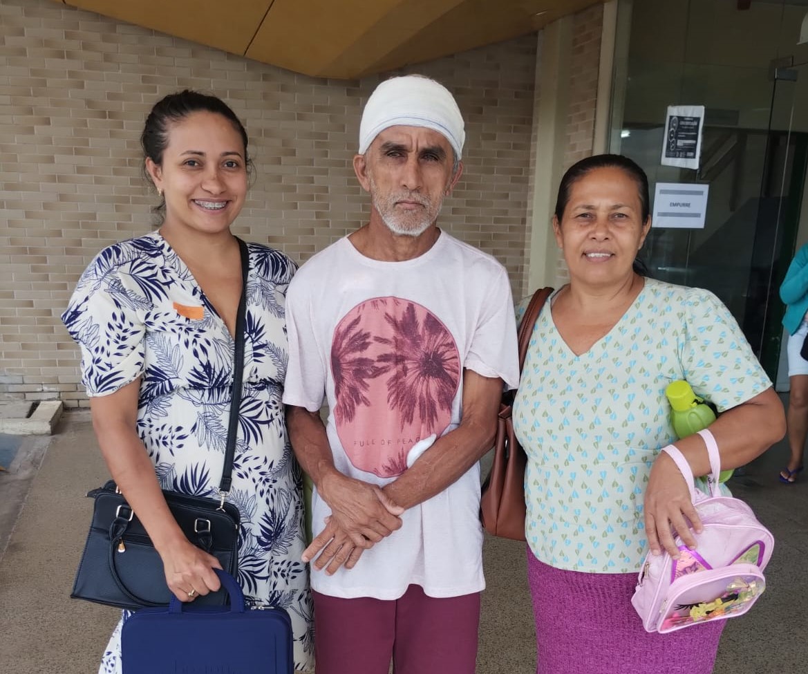 A cirurgia é feita com altíssima precisão. Desde que foi submetido ao procedimento, José Augusto voltou a caminhar com mais facilidade e a realizar atividades do cotidiano com autonomia. 