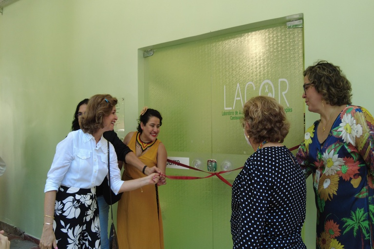 Autoridades no ato de desenlace da fita inaugural